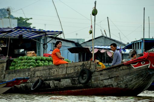 floating-market-on-the-mekongriver-in-Can-Tho,-Vietnam